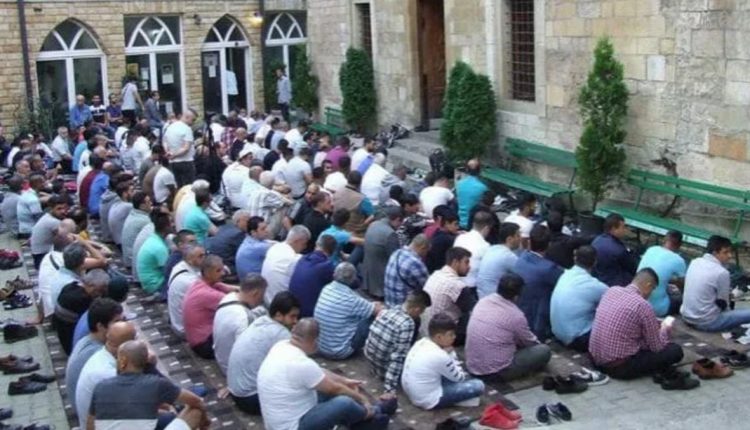 Ispred Bajrakli džamije u Beogradu; Foto: rijaset.rs